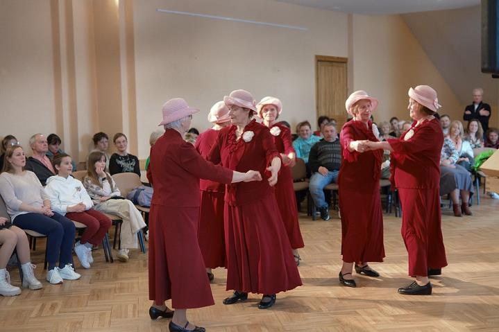  Be Bebrenes kultūras nama senioru dāmu deju kolektīvs "Rudzupuķes"